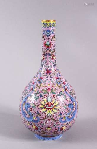 A GOOD CHINESE FAMILLE ROSE PORCELAIN VASE, the body of the ...