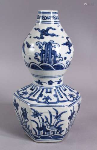 A CHINESE BLUE & WHITE PORCELAIN CRANE VASE, decorated with ...