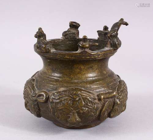 AN EARLY SOUTH INDIAN BRONZE BOWL, the bowl with animal deco...