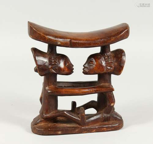 A CHUCKWAY TRIBAL CARVED WOOD HEAD REST 6.5ins high.