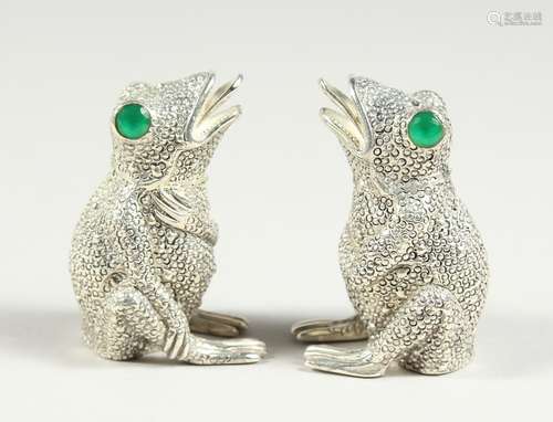 A PAIR OF .800 FROG SALT AND PEPPER