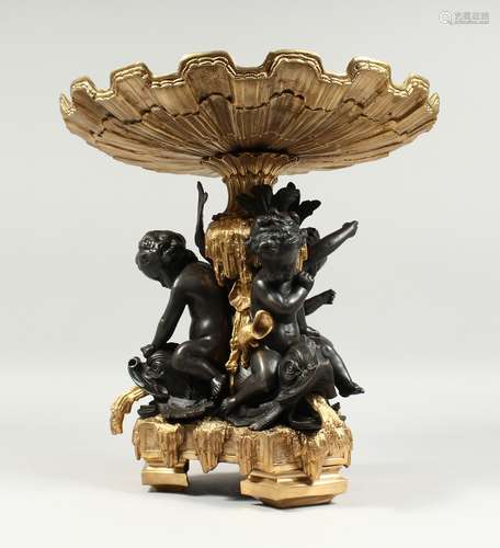 A SUPERB BRONZE AND GILT BRONZE TAZZA with three cupids hold...