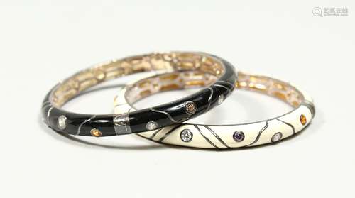 A PAIR OF SILVER DESIGNER BANGLES