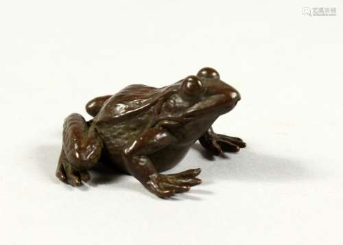 A SMALL JAPANESE BRONZE FROG. 1.5ins long.