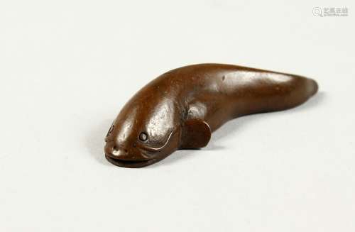 A SMALL JAPANESE BRONZE FISH. 2ins long.