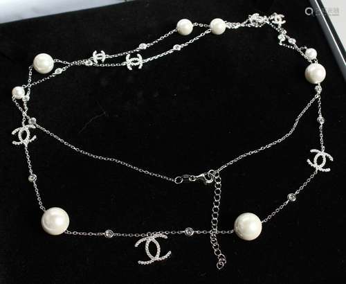 A SILVER CHANEL STYLE PEARL NECKLACE.