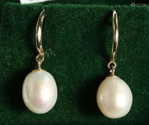 A PAIR OF 9CT. GOLD FRESH WATER PEARL EAR RINGS.