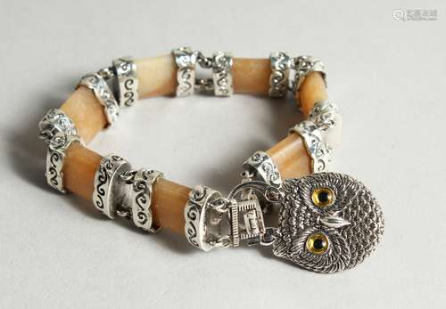 A SILVER AND AGATE TOGGLE BRACELET with owl lock