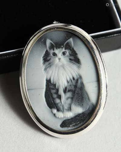 A SILVER CAT CAMEO BROOCH