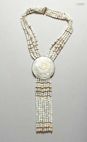 A 14CT GOLD AND MOTHER OF PEARL NECKLACE AND PENDANT