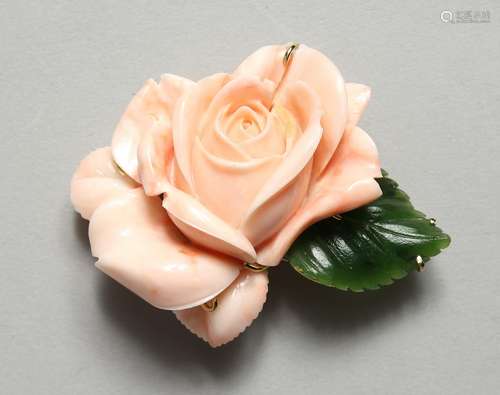 A SUPERB 18CT GOLD CORAL ROSE AND LEAF BROOCH