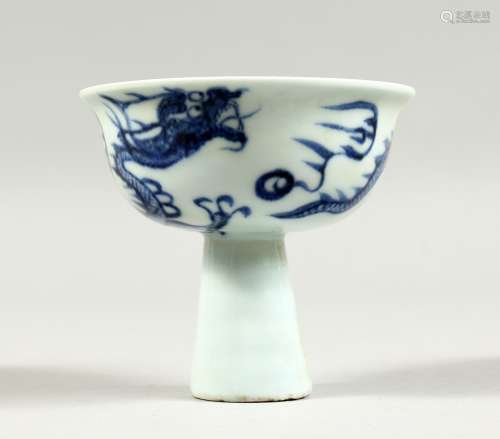 A CHINESE BLUE AND WHITE STEM CUP decorated with dragons 3.7...