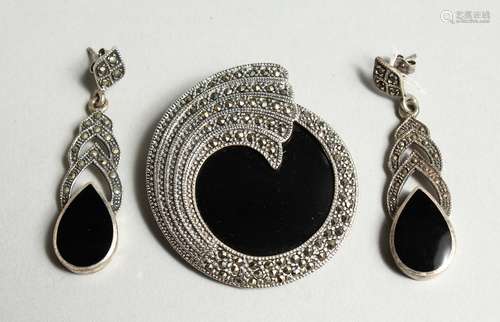 A SILVER MARCASITE BROOCH AND EARINGS