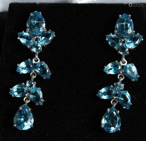 A PAIR OF SILVER AND TOPAZ DROP EAR RINGS