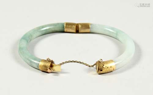 A 14CT GOLD AND JADE BANGLE