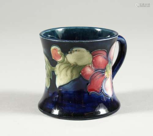 A SMALL MOORCROFT POTTERY MUG