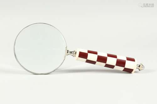 A MAGNIFYING GLASS WITH CHEQUERED HANDLE