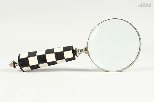 A MAGNIFYING GLASS WITH CHEQUERED HANDLE