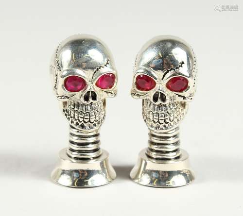 A PAIR OF .800 SKULL SALT AND PEPPERS