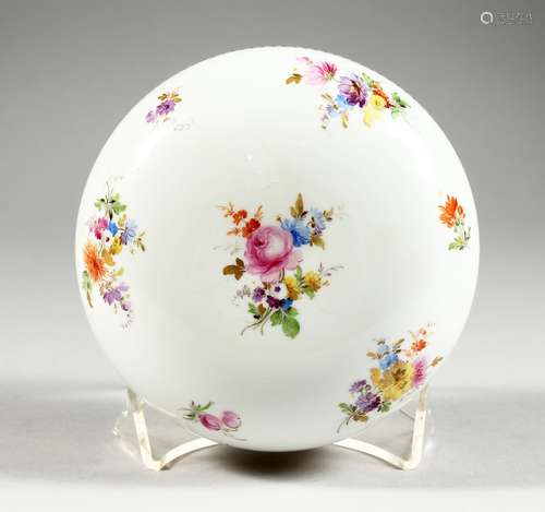 A GOOD MEISSEN PORCELAIN CIRCULAR BOWL AND COVER, edged in g...