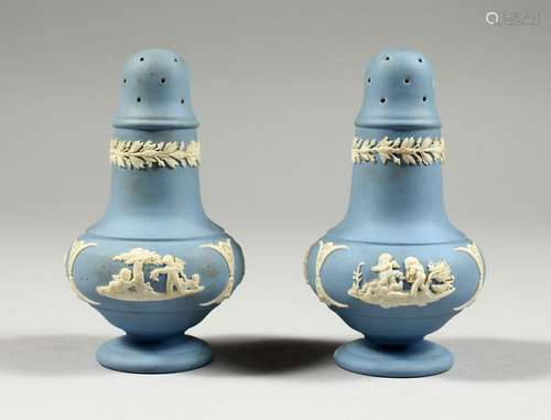 A PAIR OF WEDGWOOD BLUE JASPERWARE SALT AND PEPPER.