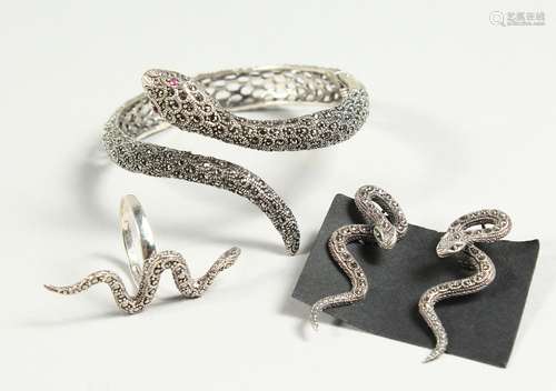 A SILVER AND MARCHASITE SNAKE BRACELET, RING AND EAR RINGS.