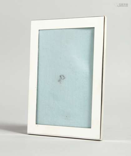 A PLAIN TIFFANY SILVER PHOTOGRAPH FRAME 7 x 5ins