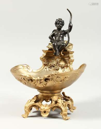 A GOOD GILT BRONZE AND BRONZE HERUB SALT. 7ins long