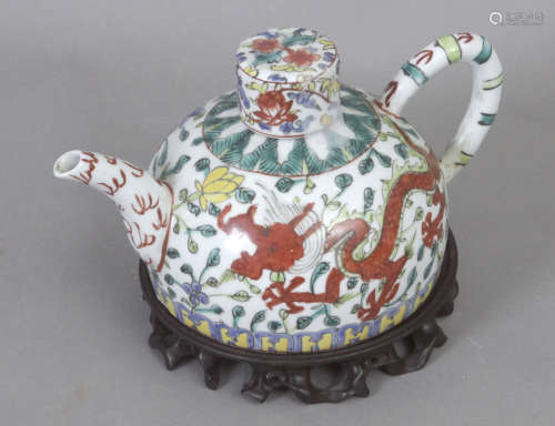 A 20th century Famille Verte teapot