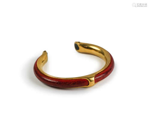 A HERMES GOLD AND LEATHER CUFF BRACELET