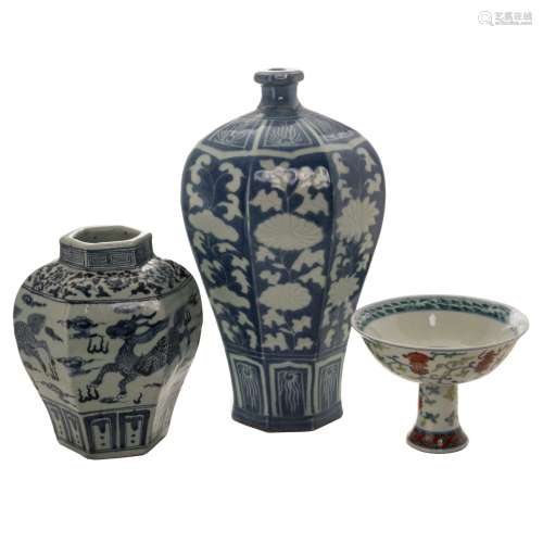 THREE MING DYNASTY STYLE PORCELAIN ITEMS