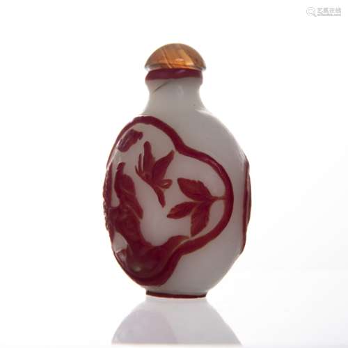 RED OVERLAY GLASS SNUFF BOTTLE