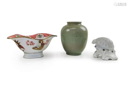 GROUP OF THREE PORCELAIN ITEMS