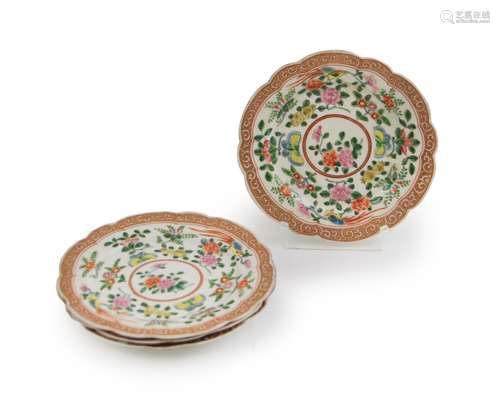 GROUP OF FOUR FAMILLE ROSE DISHES