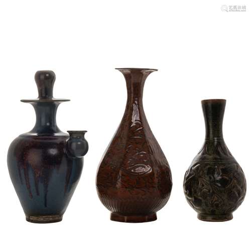 GROUP OF THREE CHINESE PORCELAIN VESSELS/ VASES