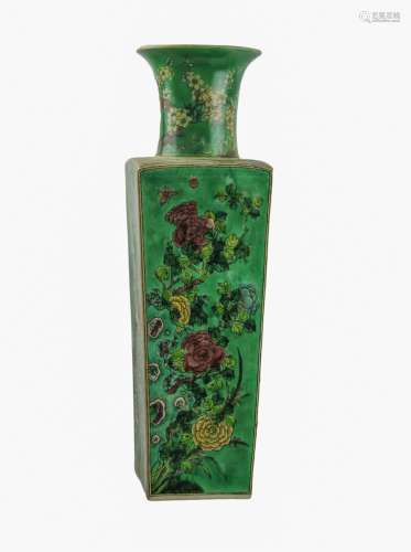 FAMILLE VERTE PORCELAIN VASE