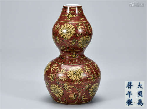黄地红釉花卉葫芦瓶