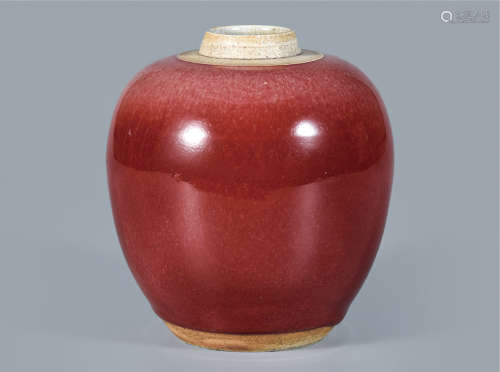 红釉罐