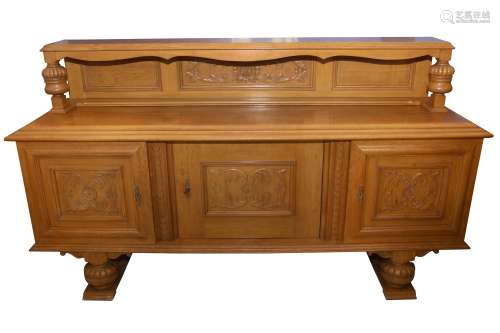 A LARGE CONTINENTAL OAK SIDEBOARD, LATE 19TH/EARLY 20TH CENT...