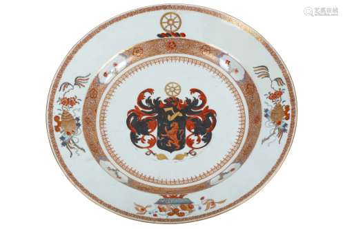 A CHINESE EXPORT PORCELAIN ARMORIAL CHARGER, 18TH CENTURY