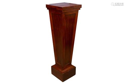 AN EDWARDIAN MAHOGANY PEDESTAL