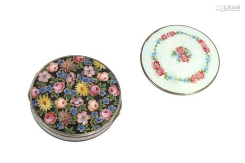 A CONTINENTAL ENAMEL AND SILVER COMPACT, 20TH CENTURY