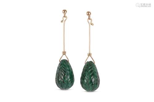 A PAIR OF MALACHITE EARRINGS