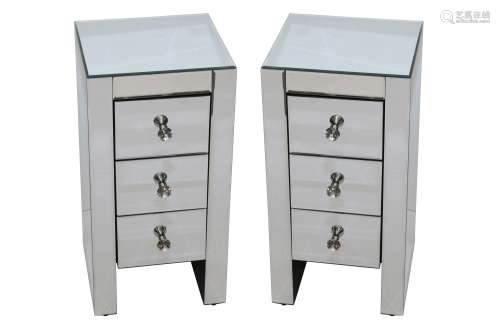 A PAIR OF CONTEMPORARY MIRRORED BEDSIDE CHESTS