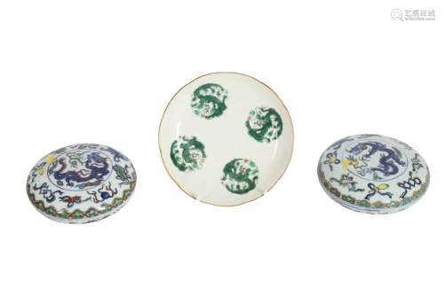 THREE CHINESE PORCELAIN PIECES.