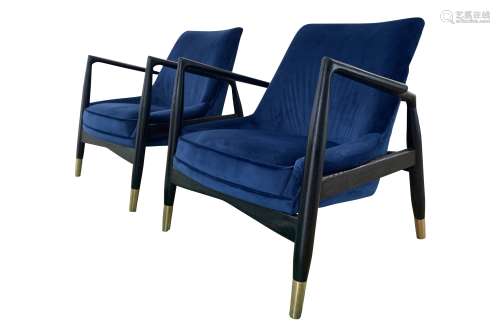 A PAIR OF CONTEMPORARY 'PORTER' OPEN ARMCHAIRS, 21ST CENTURY