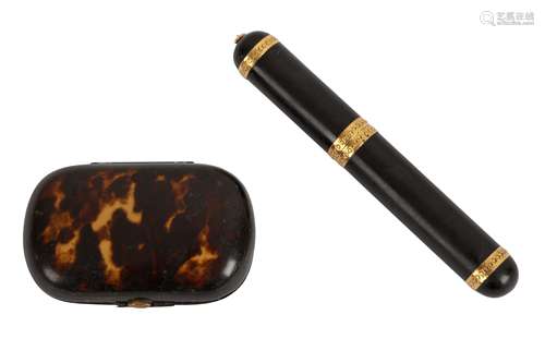 A TORTOISESHELL AND YELLOW METAL CHEROOT HOLDER, 19TH CENTUR...