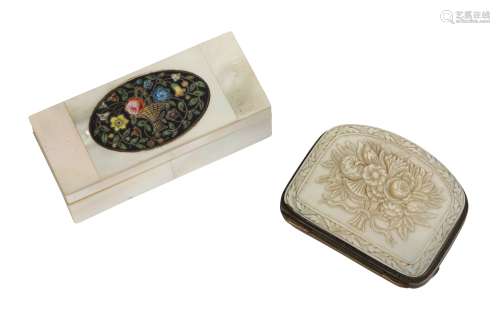 A CONTINENTAL MOTHER OF PEARL STAMP BOX, LATE 19TH/EARLY 20T...