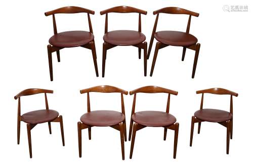 A SET OF SEVEN TEAK DINING CHAIRS