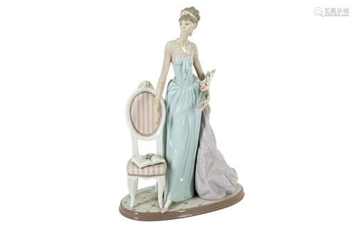 A LLADRO PORCELAIN FIGURE OF A LADY